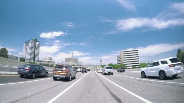 在州际公路上行驶的汽车. — 图库视频影像