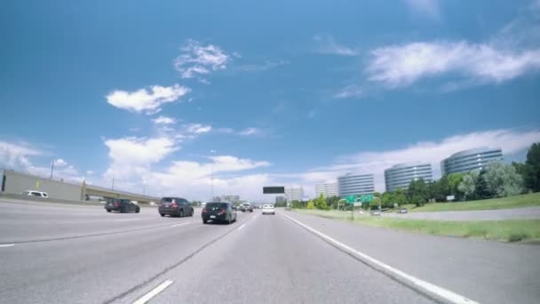 Samochodem na autostradzie interstate. — Wideo stockowe