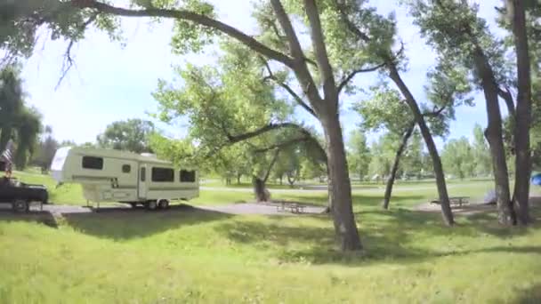 Автомобіля проїжджаючи через campgropund — стокове відео