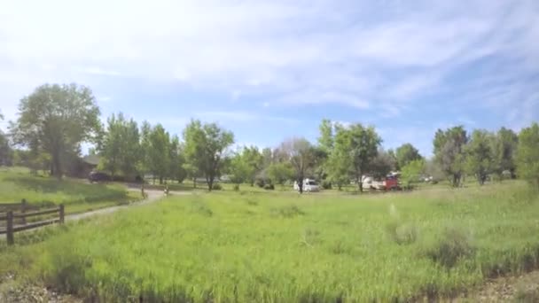 Bil som kör genom Gräsmark på Chatfield State Park. — Stockvideo