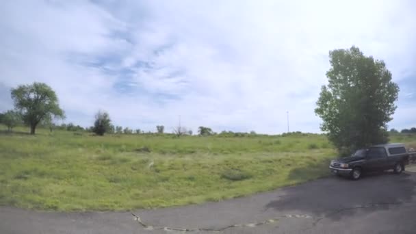 Voiture conduite à travers campgropund — Video