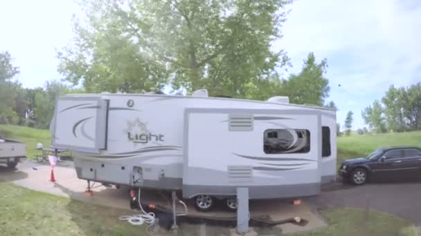 Voiture conduite à travers campgropund — Video