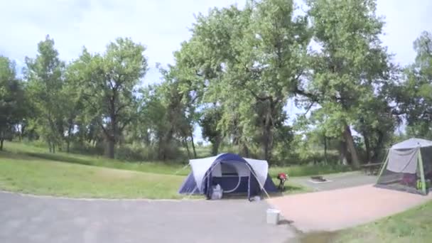 Автомобіля проїжджаючи через campgropund — стокове відео