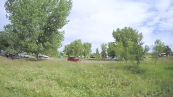 Carro dirigindo através de campgropund — Vídeo de Stock