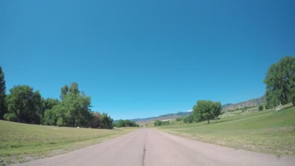 Bil som kör genom gräsmark — Stockvideo