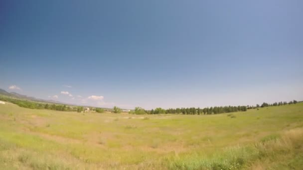 Coche conduciendo a través de pastizales en Chatfield State Park . — Vídeo de stock