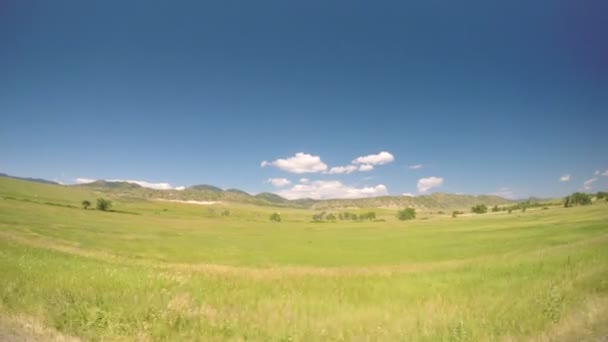 Coche conduciendo a través de pastizales en Chatfield State Park . — Vídeo de stock