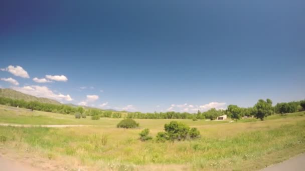Auto fährt durch Grünland am Chatfield State Park. — Stockvideo