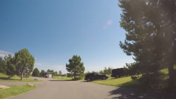 Coche conduciendo a través del Parque Estatal Cherry Creek — Vídeo de stock