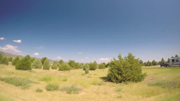 Auto fährt durch Grünland am Chatfield State Park. — Stockvideo