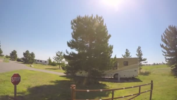Conducción de coches a través de camping RV — Vídeos de Stock