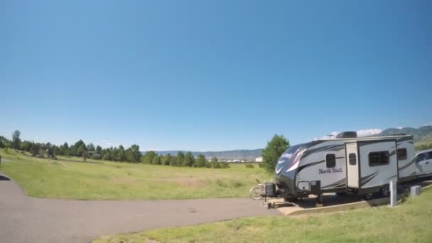 Conducción de coches a través de camping RV — Vídeo de stock