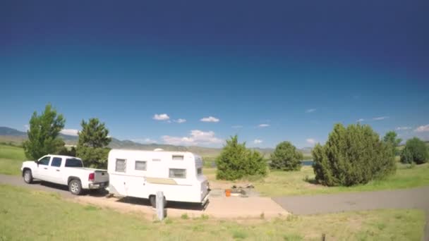 Auto di guida attraverso il campeggio camper — Video Stock