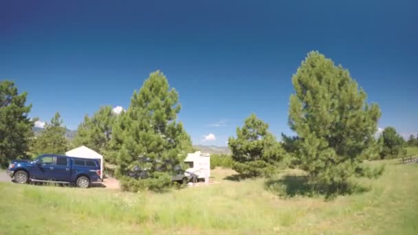 Автомобиль проезжает через палаточный лагерь RV — стоковое видео