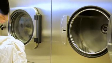 Bir çamaşırhanede endüstriyel çamaşır makineleri.