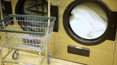 Bir çamaşırhanede endüstriyel çamaşır makineleri.