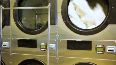 Bir çamaşırhanede endüstriyel çamaşır makineleri.