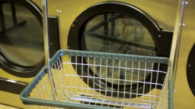 Bir çamaşırhanede endüstriyel çamaşır makineleri.