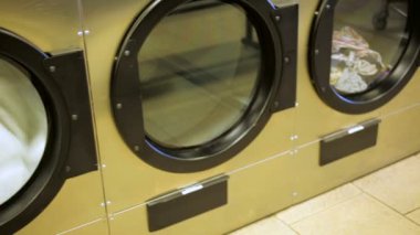 Bir çamaşırhanede endüstriyel çamaşır makineleri.