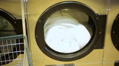 Bir çamaşırhanede endüstriyel çamaşır makineleri.