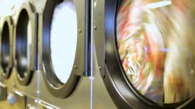 Bir çamaşırhanede endüstriyel çamaşır makineleri.