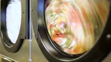 Bir çamaşırhanede endüstriyel çamaşır makineleri.