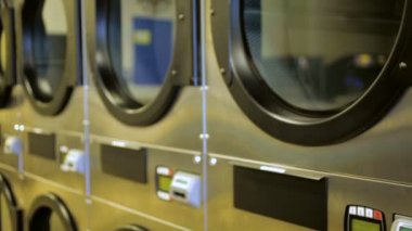 Bir çamaşırhanede endüstriyel çamaşır makineleri.