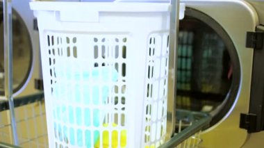 Bir çamaşırhanede endüstriyel çamaşır makineleri.