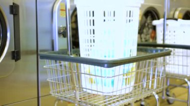 Bir çamaşırhanede endüstriyel çamaşır makineleri.