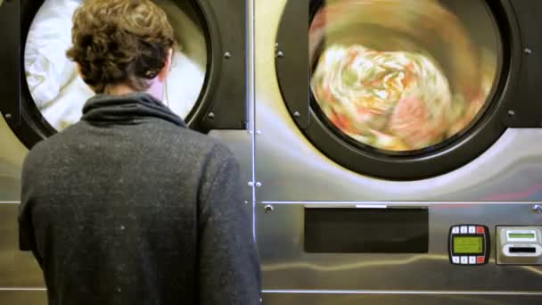 Bir çamaşırhanede endüstriyel çamaşır makineleri. — Stok video