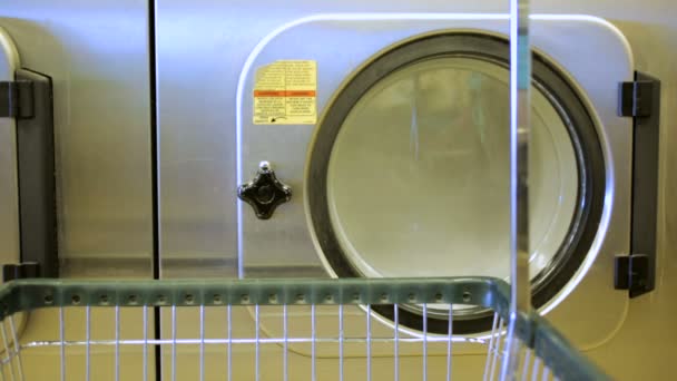 Bir çamaşırhanede endüstriyel çamaşır makineleri. — Stok video