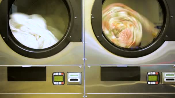 Промышленные стиральные машины в общественных прачечных. — стоковое видео