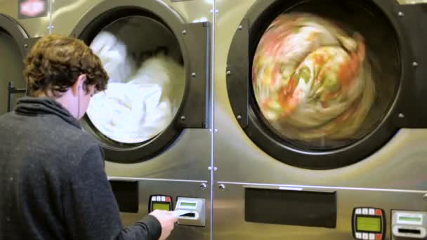 Industrielle vaskemaskiner i et offentligt vaskeri. – Stock-video