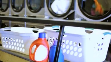 Bir çamaşırhanede endüstriyel çamaşır makineleri.