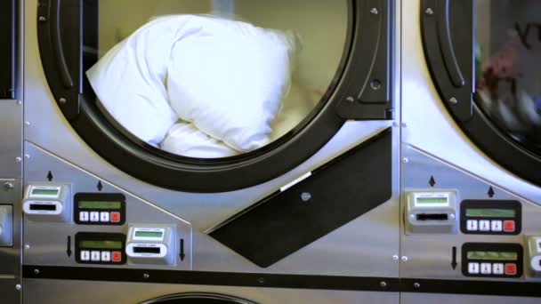 Industriella tvättmaskiner i offentlig tvättomat. — Stockvideo