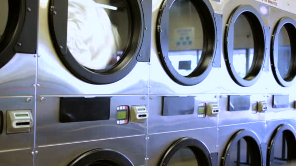 Industrielle Waschmaschinen in einem öffentlichen Waschsalon. — Stockvideo