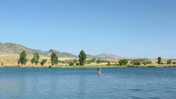 Γυναίκα μαθαίνοντας πώς να paddleboard — Αρχείο Βίντεο