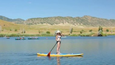 öğrenme kadın nasıl yapılır paddleboard 