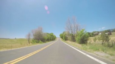 Güney Denver kırsal döşeli yolda araba araba