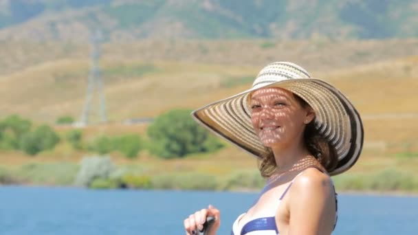 Woman learning how to paddleboard — Stock Video