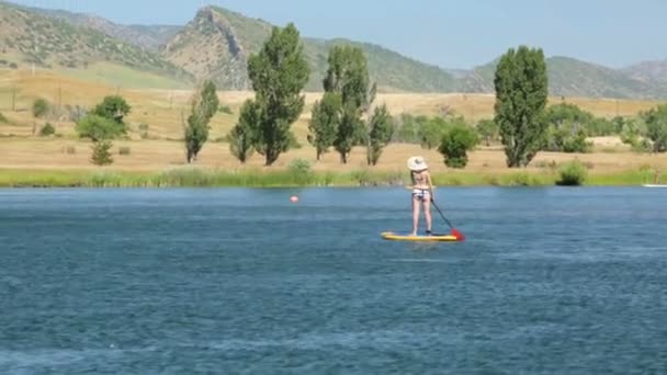 Öğrenme kadın nasıl yapılır paddleboard — Stok video