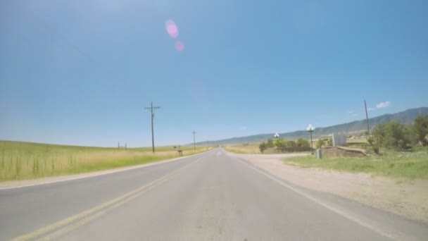 Auto fährt auf Feldweg in South Denver — Stockvideo