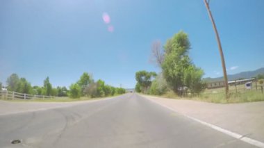 Güney Denver kırsal döşeli yolda araba araba