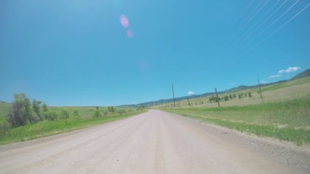 Voiture conduite sur route de terre rurale dans le sud de Denver — Video