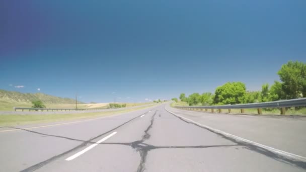 Auto fährt auf South Wadsworth blvd — Stockvideo