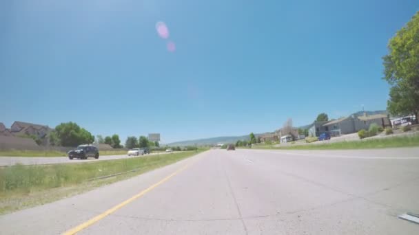 Auto rijden op landelijke verharde weg in Zuid-Denver — Stockvideo