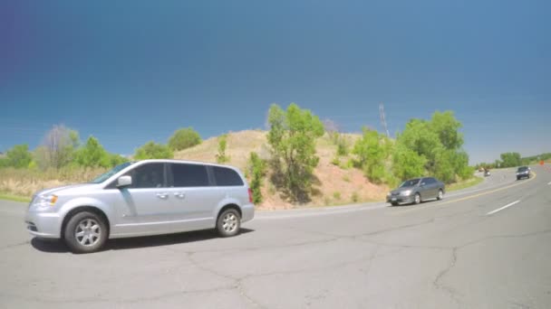 Eyaletler arası otoyolda araba araba — Stok video