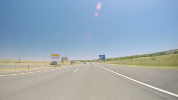 Samochodem na autostradzie interstate — Wideo stockowe