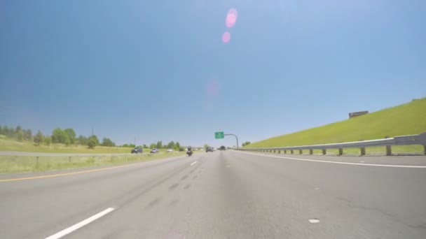 Bil som kör på interstate highway — Stockvideo