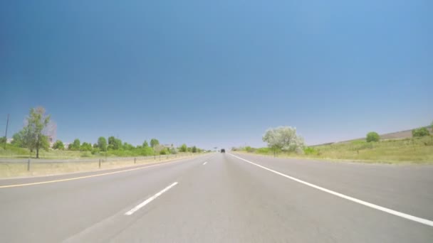 Bil som kör på interstate highway — Stockvideo